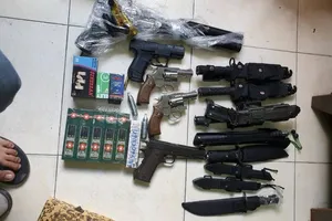 Bắt súng ở Tân Sơn Nhất, truy ra kho hung khí trong cư xá