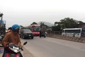 2 thanh niên đuổi theo xe khách hơn 10 km để đập vỡ kính