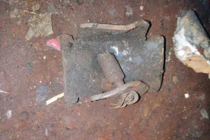 Đầu đạn phát nổ khi cưa, 2 người chết tại chỗ 