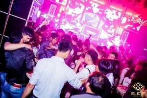 150 cảnh sát đột kích bar, phát hiện hơn trăm dân chơi ma túy