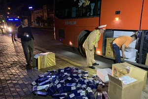 Bất ngờ với 2 thùng ghi 'đồ thờ cúng' trên ô tô khách