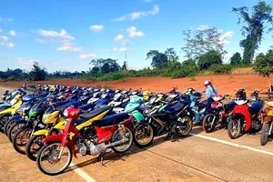 Hàng chục quái xế hẹn đua xe ở khu vực sân bay