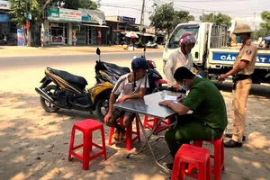 Gia Lai: Phạt 16 người ra đường không đeo khẩu trang