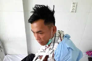 Một bảo vệ rừng bị chém đứt gân tay