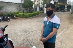 Phá khóa cốp xe máy ở bệnh viện trong 5 giây