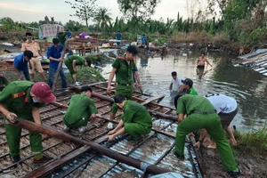 Lốc xoáy làm sập và tốc mái 37 căn nhà