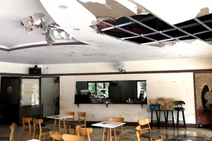 Phá cửa quán cà phê, kịp cứu 1 phụ nữ trong hỏa hoạn