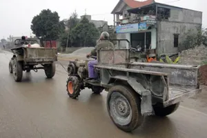 Lái xe công nông của chú vợ đi bán
