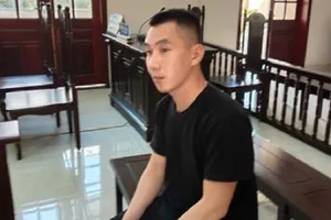 Giấu 5 gói ma túy trong người thì gặp công an