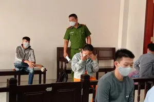 Bị cáo khai 'chờ vợ sinh xong sẽ ra đầu thú'