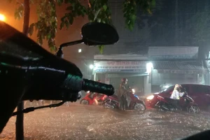 Nữ chủ quán cơm mang ghế giúp người trú mưa