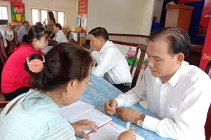 Hàng trăm người dân được tư vấn trong ngày hội pháp luật