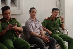 Ép cháu bé quan hệ 2 lần, ra tòa bảo mình bị ép cung