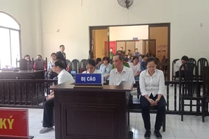 Bốn cán bộ thuế hầu tòa vì nhận hối lộ