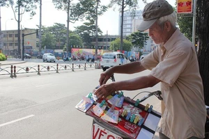 TP.HCM bắt đầu hỗ trợ người bán vé số dạo do dịch COVID-19