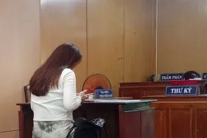 Đánh ghen bằng cách cắt tóc của thư ký trợ lý giám đốc 