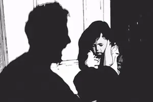 Bị ngăn cản đi chơi, con gái tố bố đẻ xâm hại tình dục