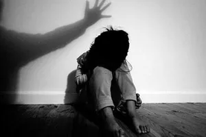 Bé gái ngất xỉu, gia đình phát hiện con mình bị xâm hại