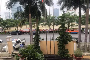 Nhiều người căng băng rôn tập trung trước cổng tòa án