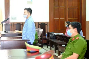 Xe ôm 'kiêm' mua chứng minh nhân dân