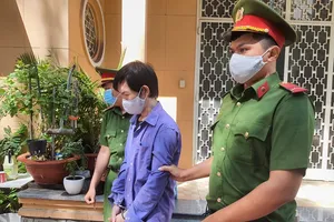 Xe ôm chở bé gái 10 tuổi ra công viên hiếp dâm