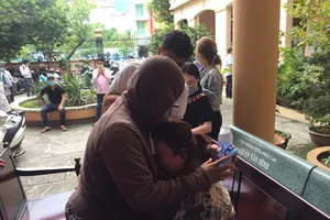 Mẹ tài xế Mercedes gào khóc, nói sẽ kháng cáo phần dân sự