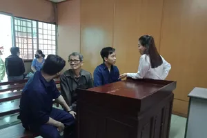 Cha và con trai cùng hầu tòa vì ma túy 