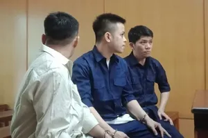 Ngồi nhậu dưới lòng đường, đánh người thương tật 88% 