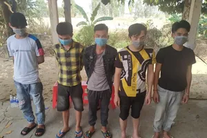 Bắt nhóm người dùng bạt ngụy trang để xuất cảnh trái phép