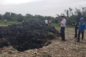 Hoãn xử vụ chôn 4.400 tấn rác thải ở Bình Chánh vì vắng mặt bị cáo