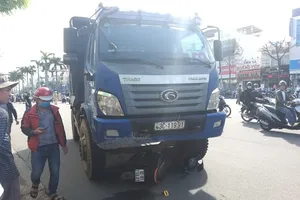 Đang dừng đèn đỏ, người phụ nữ bị xe ben tông tử vong