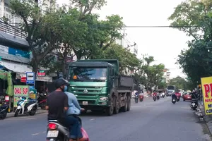  Xe tải nối đuôi chạy bất chấp biển cấm ở Đà Nẵng