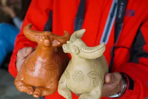 Làng gốm 500 tuổi tất bật nặn trâu bán Tết