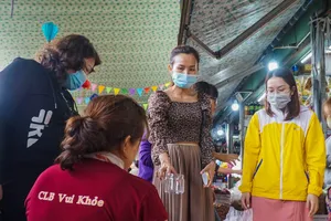 Người Đà Nẵng kín mít khẩu trang khi ra đường, vào chợ