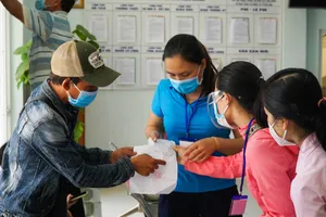 Nhiều người Đà Nẵng kéo đến phường để xin ‘giấy thông hành’