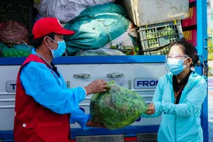 Nông dân Quảng Nam hái rau, góp gạo gửi vào tâm dịch Đà Nẵng