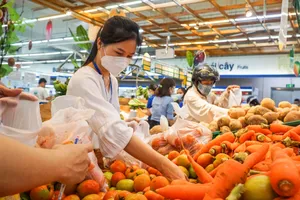 Đà Nẵng: Đường phố vắng vẻ, chợ dư hàng trước ngày ‘cấm ra đường’