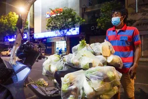 Đà Nẵng: Phân phát rau củ xuyên đêm vì sợ bà con thiếu thốn