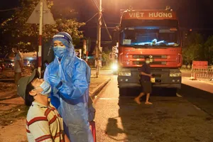 Đà Nẵng xuyên đêm xét nghiệm nhanh tài xế tại các cửa ngõ vào TP