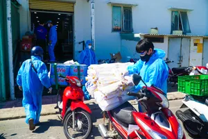 Đà Nẵng 'tung' gần 800 shipper mặc đồ bảo hộ đi giao hàng cho người dân