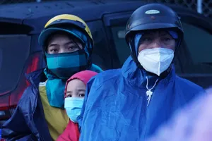 Hàng nghìn người dầm mưa, chạy xe máy xuyên đêm trong hành trình hồi hương