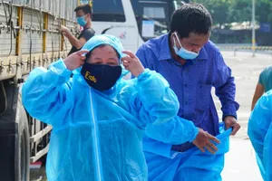 Đà Nẵng: Những chuyến xe đầu tiên đưa người dân về quê