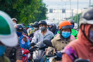 Chật kín người dân tại chốt kiểm soát giữa Đà Nẵng và Quảng Nam