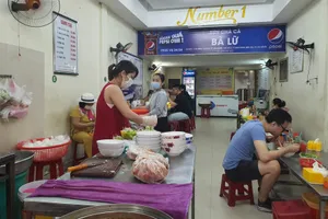 Hàng quán Đà Nẵng nhộn nhịp trong ngày đầu được bán tại chỗ