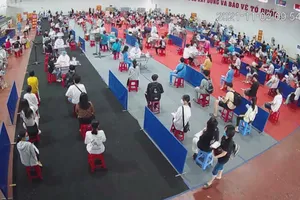 Đà Nẵng: Phản hồi vụ học sinh đội mưa hàng giờ chờ tiêm vaccine