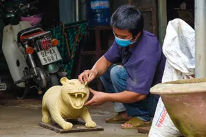 Thợ gốm 'nặn' 6 tượng hổ đứng, nằm, vồ, ngồi...đón Tết Nhâm Dần