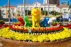 Ngắm linh vật hổ đa dạng màu sắc tại đường hoa Đà Nẵng