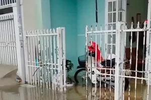 Mưa lớn, nhiều nhà dân ở TP Đà Nẵng ngập sâu