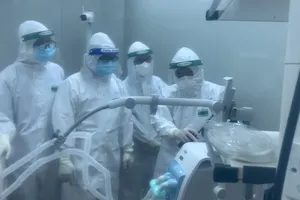 Video: Bên trong khu điều trị bệnh nhân COVID-19 nặng ở Bình Dương