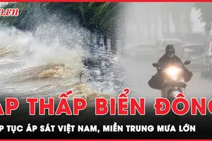 Vùng áp thấp Biển Đông tiếp tục áp sát Việt Nam, lũ lụt đè nặng miền Trung